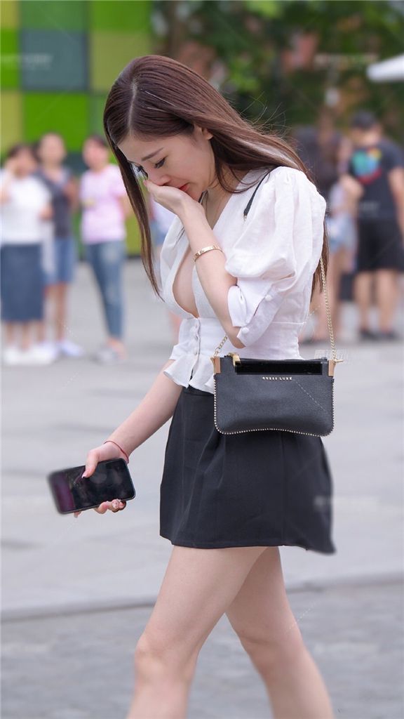 开运app官方网站夏季经典简洁风格穿搭短袖配短裙时尚美丽“清爽一夏”(图1)