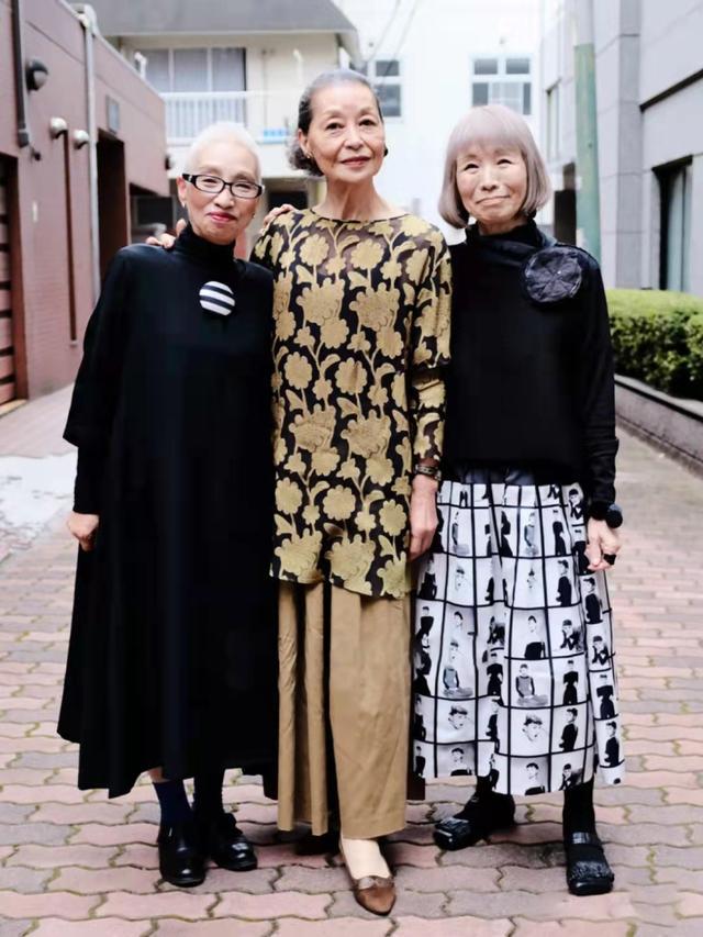 开运app下载日本老年人的穿搭“老美了”！打扮精致优雅不扮嫩更不显老气(图3)