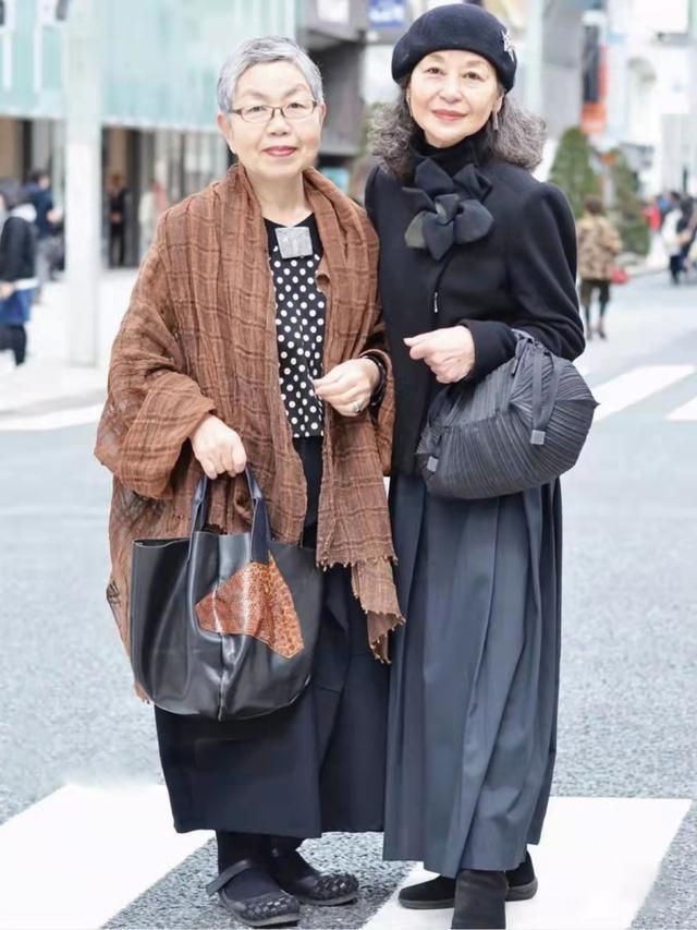 开运app下载日本老年人的穿搭“老美了”！打扮精致优雅不扮嫩更不显老气(图1)