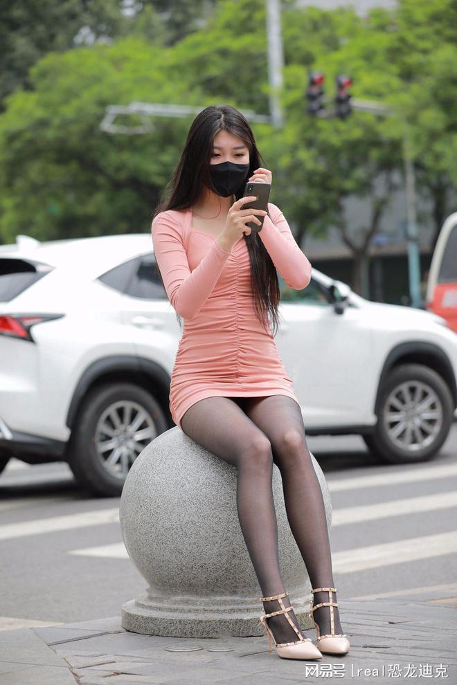 开运app官方网站身材微胖的女人穿超短包臀裙走在路上太惹眼了(图4)