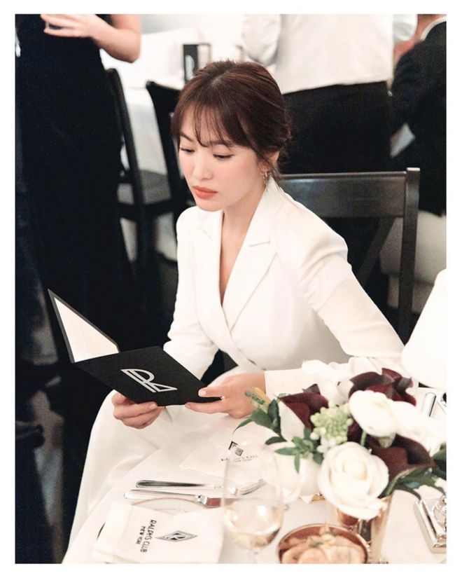 开运app官方网站宋慧乔单身后更有女人味穿白色西装套装现纽约时装周美得高级(图3)