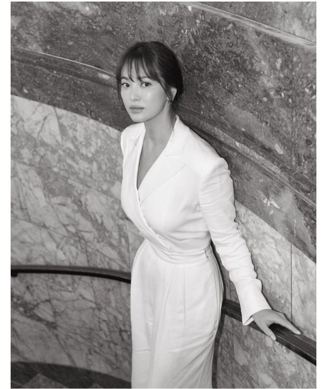 开运app官方网站宋慧乔单身后更有女人味穿白色西装套装现纽约时装周美得高级(图4)