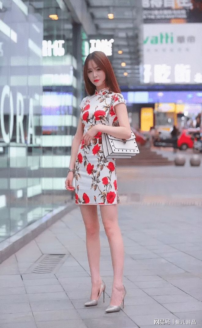 开运app官方网站街拍时尚组图：女生裙装搭配高跟鞋更加显得优雅浪漫又有气质(图1)