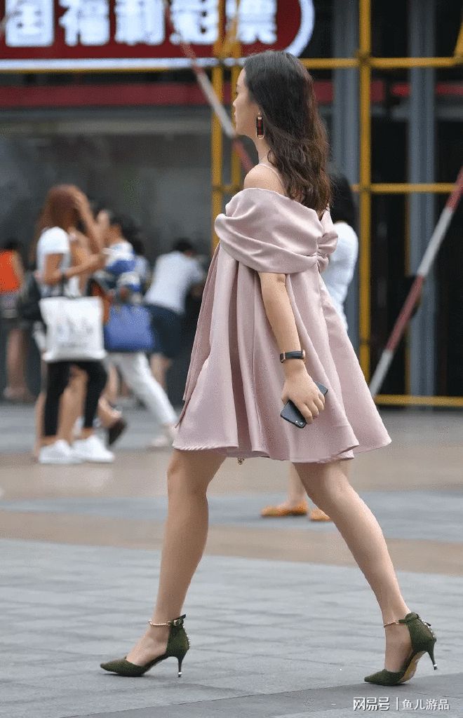 开运app官方网站街拍时尚组图：女生裙装搭配高跟鞋更加显得优雅浪漫又有气质(图5)